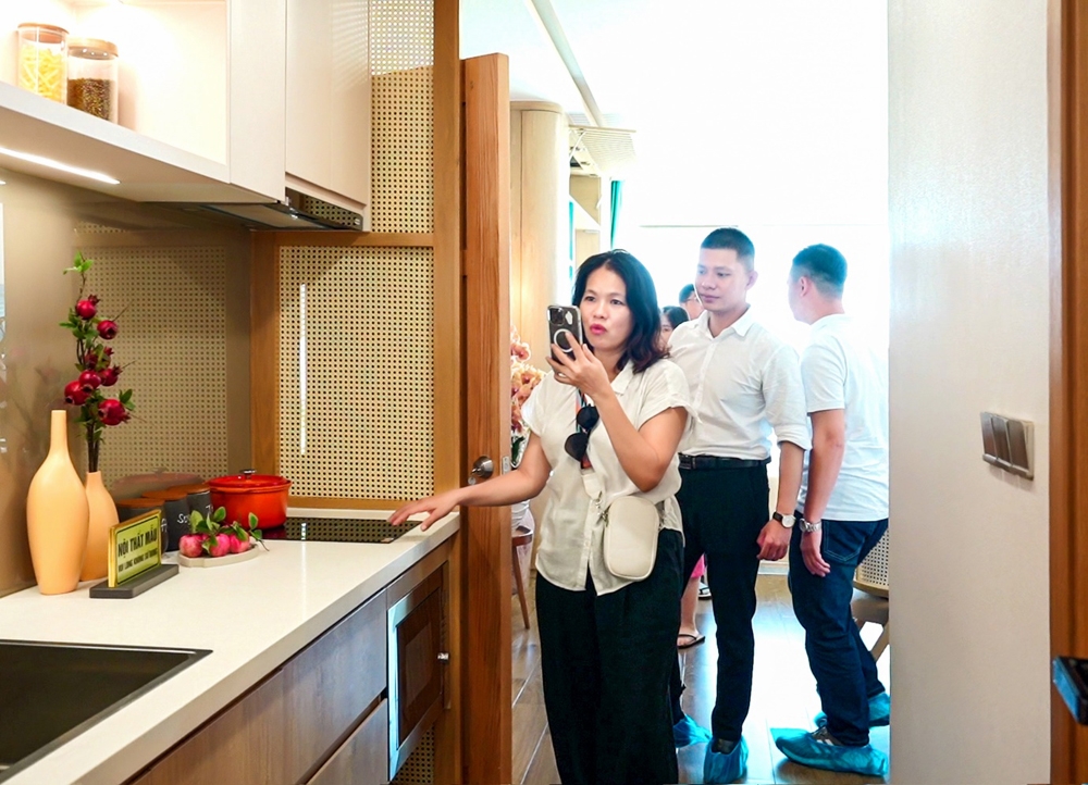 Khách hàng tham quan và trải nghiệm căn hộ mẫu Polaris