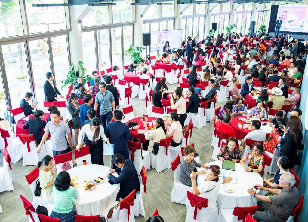 Đông đảo khách hàng tham dự sự kiện. Ảnh: TDG Group
