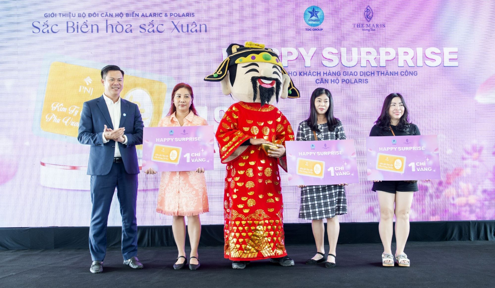 Khách hàng sở hữu căn hộ Alaric & Polaris với chính sách ưu đãi và trúng những phần quà giá trị tại sự kiện. Ảnh: TDG Group