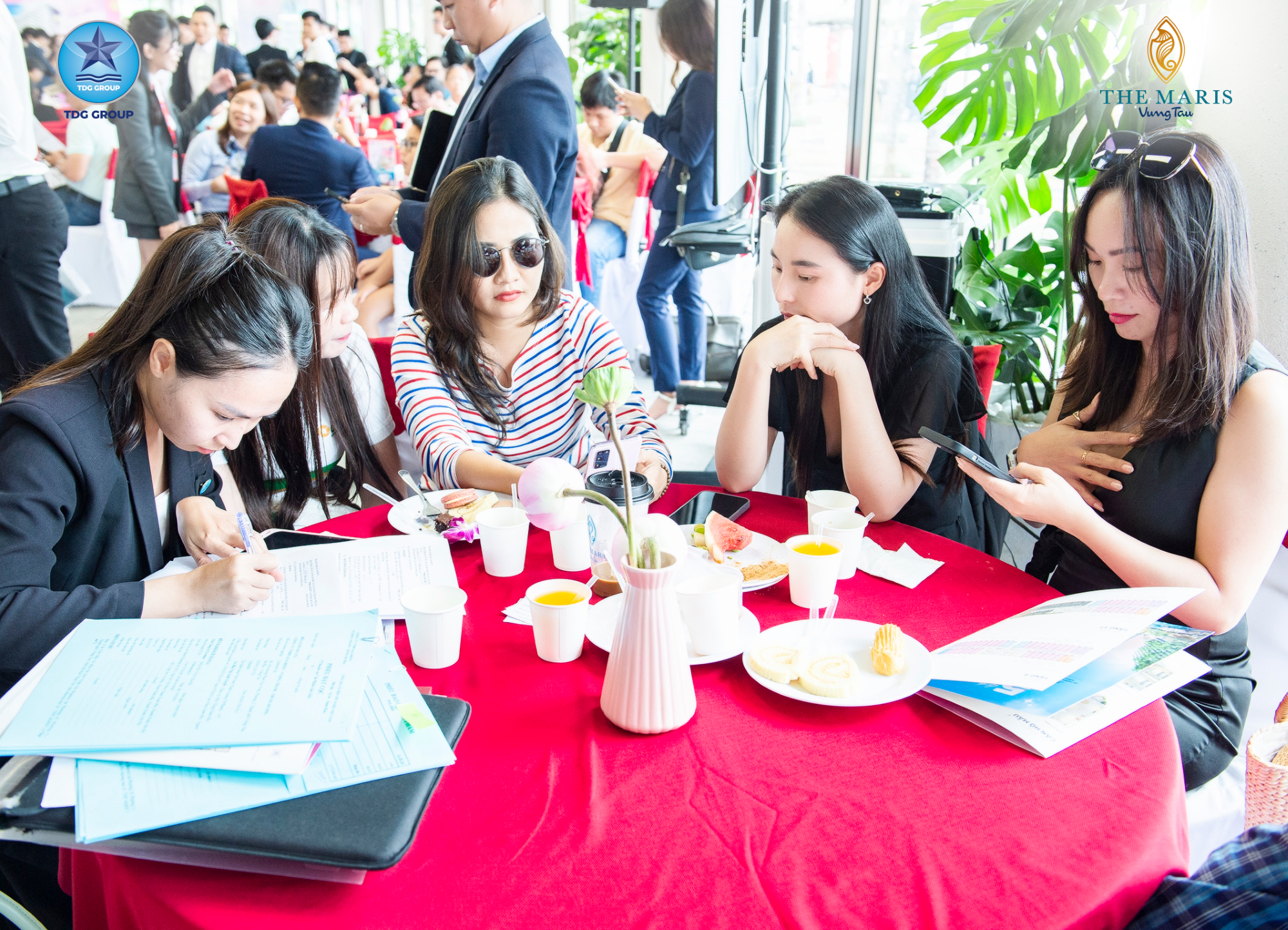 Chuyên viên kinh doanh tư vấn khách hàng trong sự kiện giới thiệu bộ đôi căn hộ biển Alaric & Polaris. Ảnh: TDG Group