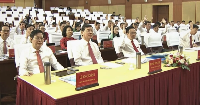 Các đại biểu thống nhất thông qua các nghị quyết tại kỳ họp HĐND tỉnh