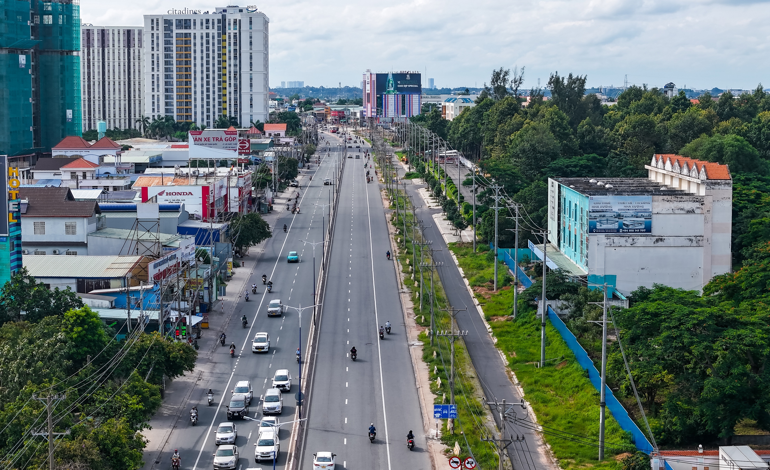 Quốc lộ 13 phía Bình Dương đã có nhiều đoạn được mở rộng khang trang. Phía TP.HCM cũng đã có kế hoạch mở rộng, người dân kỳ vọng dự án sớm được hoàn thành thông suốt