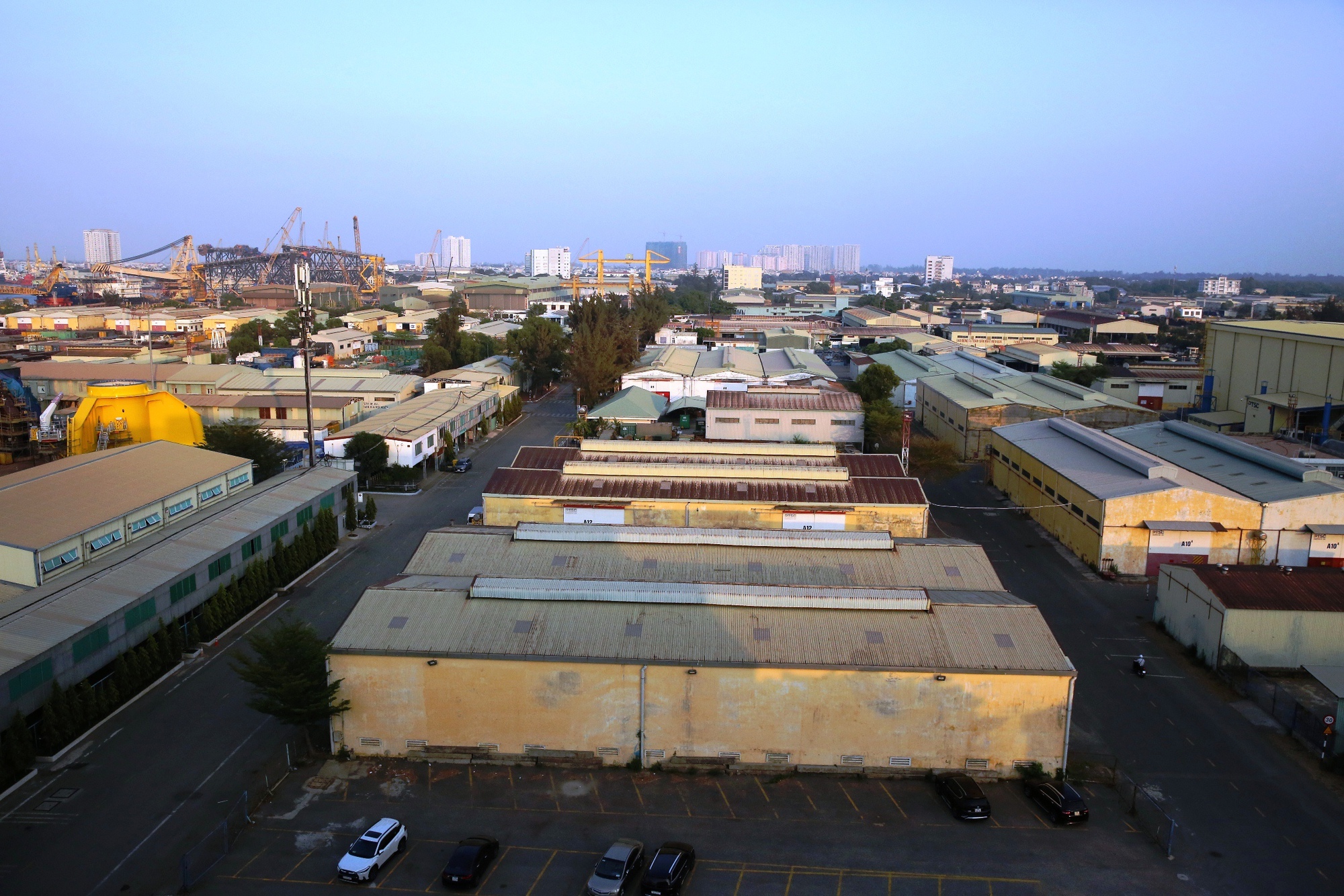 Bà Rịa - Vũng Tàu có lợi thế đường bờ biển dài, nhiều bãi biển đẹp, tài nguyên khoáng sản phong phú và quỹ đất rộng lớn để phát triển công nghiệp, dịch vụ và đô thị