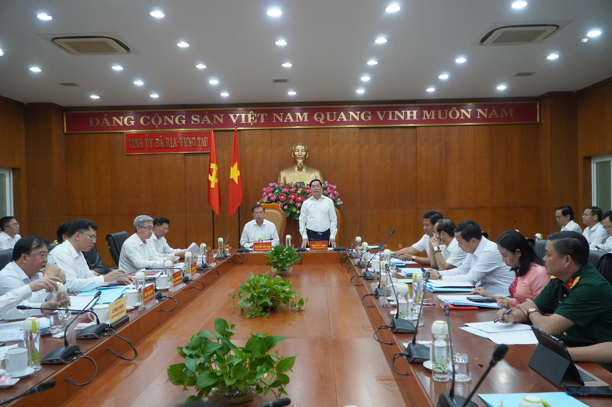 Ông Phạm Viết Thanh, Ủy viên Trung ương Đảng, Bí thư Tỉnh ủy, Chủ tịch HĐND tỉnh Bà Rịa - Vũng Tàu chủ trì cuộc họp