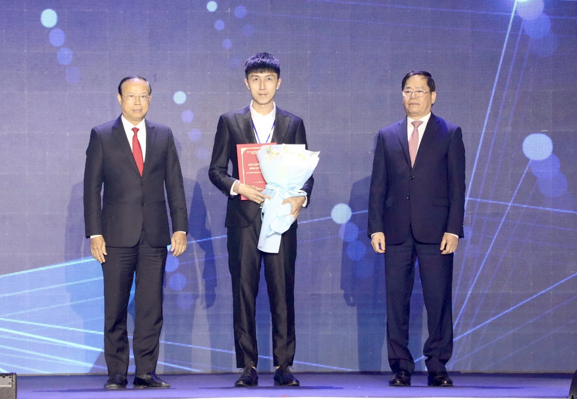 Bí thư Tỉnh uỷ Phạm Viết Thanh (bìa phải) và Chủ tịch UBND tỉnh Bà Rịa - Vũng Tàu Nguyễn Văn Thọ trao Giấy chứng nhận đầu tư cho doanh nghiệp ngày 30/5 vừa qua.